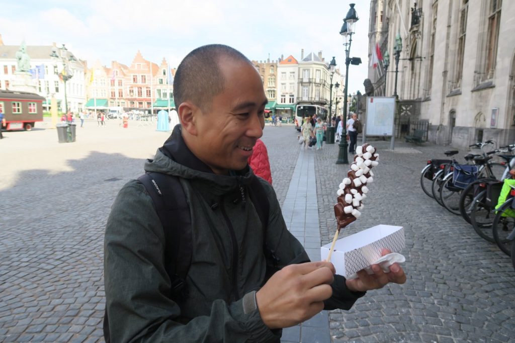 i couldn't help myself before we left bruges... a dark chocolate dipped waffle on a stick coated in marshmallows. diy waffle-sticks for 4 euros. a diabetic tourist, i am.